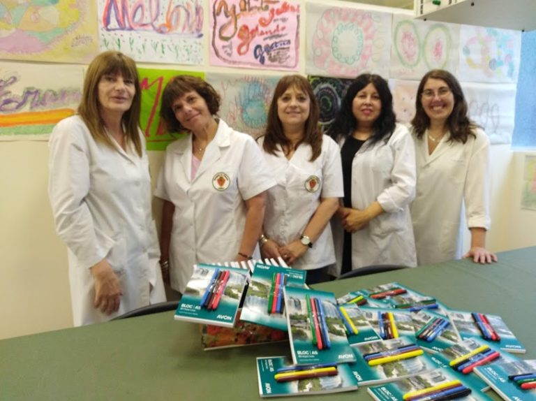 Ziliotto, Manzitto, Moreno, González y Rial con los regalitos de Ledesma y Faber- Castell